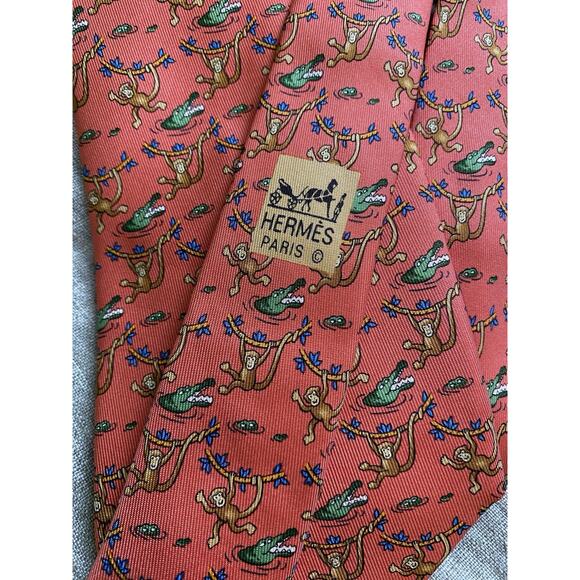 HERMES PINK SILK TIE BRONZE MONKEYS SWINGING ON VINES ABOVE GREEN CROCODILES 60” - Picture 10 of 10